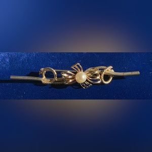 Vintage Well Made Gold Tone Pearl Brooch